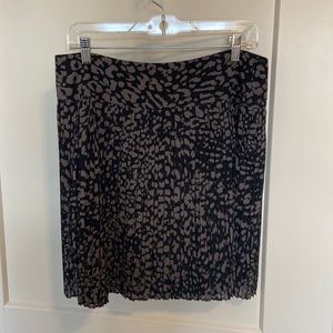 Pleated skirt with black and gray animal print